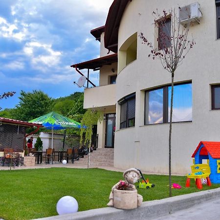 Casa Avram Villa Ramnicu Valcea Exterior photo